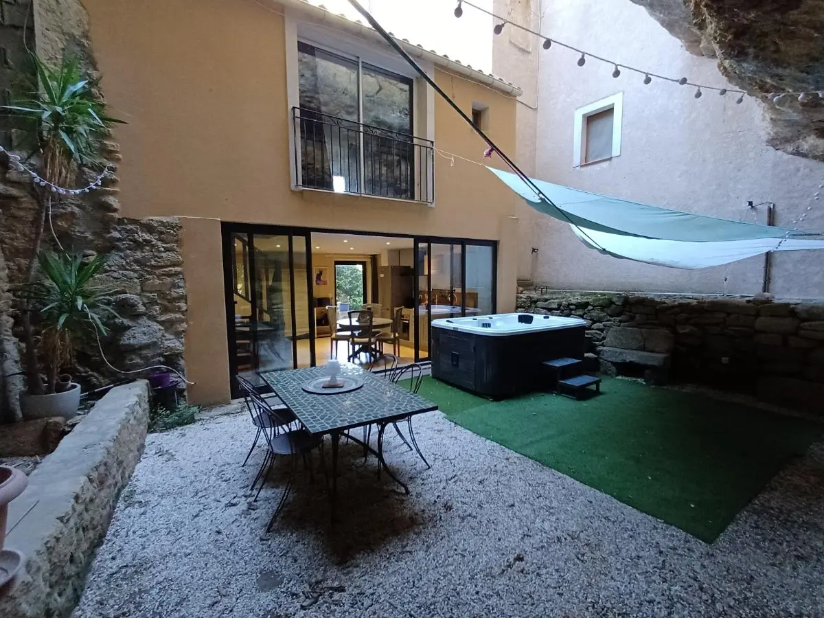 Cour en bas des falaises