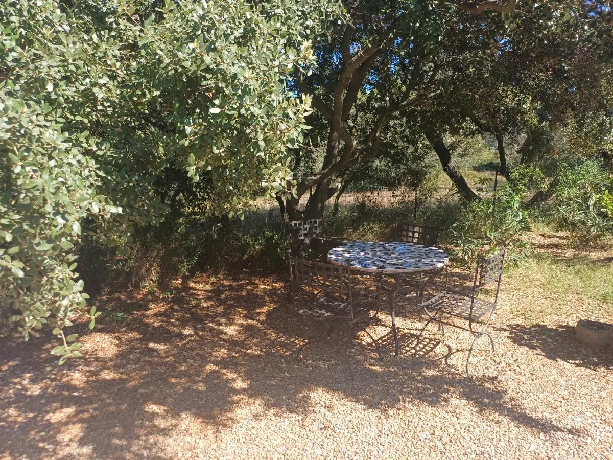 Table près de la piscine